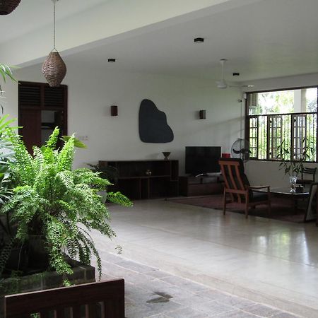 Hotel The Mirror Mansion Rajagiriya Esterno foto