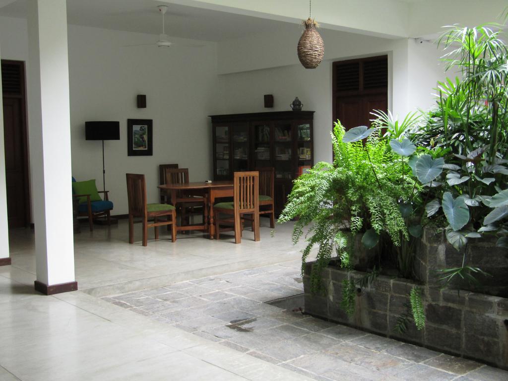 Hotel The Mirror Mansion Rajagiriya Esterno foto