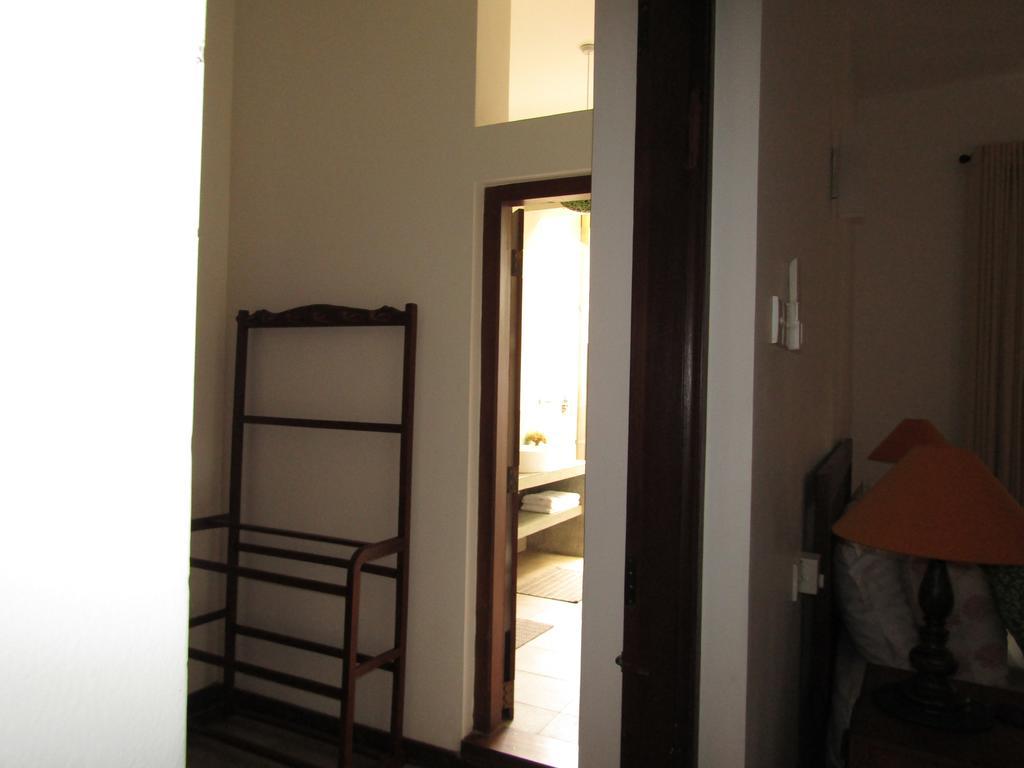 Hotel The Mirror Mansion Rajagiriya Esterno foto