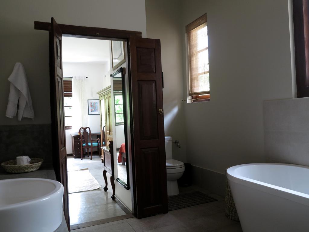 Hotel The Mirror Mansion Rajagiriya Esterno foto
